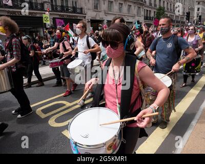 Batteristi per le proteste di Londra, attivisti protestano nel centro di Londra alla dimostrazione nazionale dell'Assemblea popolare Foto Stock