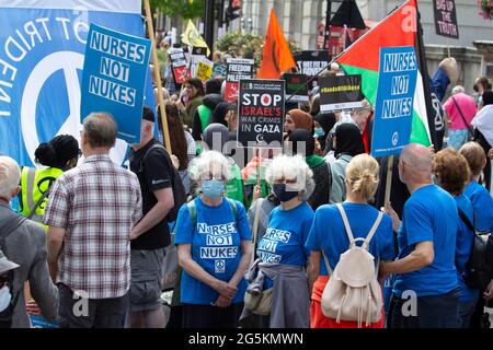 Campagna CND per i sostenitori del disarmo nucleare alle proteste di Londra, come attivisti protestano nel centro di Londra alla dimostrazione nazionale dell'Assemblea popolare Foto Stock