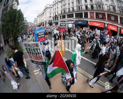 Proteste di Londra, attivisti protestano nel centro di Londra alla dimostrazione nazionale dell'Assemblea popolare, manifestanti della Palestina libera Foto Stock