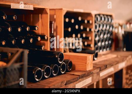 Bottiglie di vino in vetro in cassette di legno Foto Stock