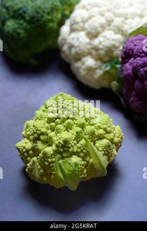 Cavolfiore Romanesco e cavolfiore bianco e viola Foto Stock