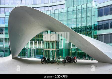 Scultura artistica presso il complesso d'uffici die Welle di Francoforte sul meno, Francoforte sul meno, Assia, Germania, Europa Foto Stock