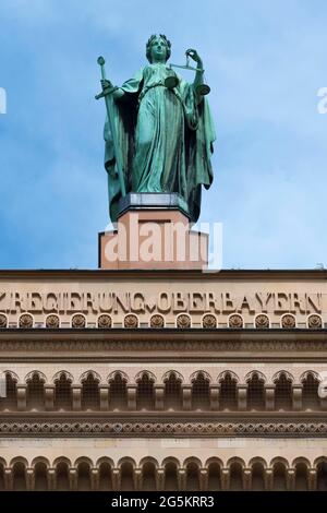 Figura di Justitia sulla costruzione del governo dell'alta Baviera, 1856-1864, Monaco, alta Baviera, Baviera, Germania, Europa Foto Stock