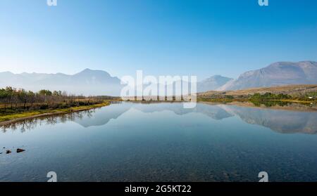 Le montagne si riflettono nel lago, il lago Maskinonge, il parco nazionale dei laghi di Waterton, Alberta, Canada, Nord America Foto Stock