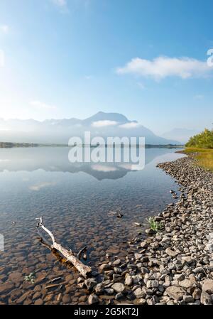 Le montagne si riflettono nel lago, il lago Maskinonge, il parco nazionale dei laghi di Waterton, Alberta, Canada, Nord America Foto Stock