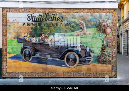 Old pubblicità Studebaker automobili, pittura da piastrelle con auto vecchia, Siviglia, Andalusia, Spagna, Europa Foto Stock