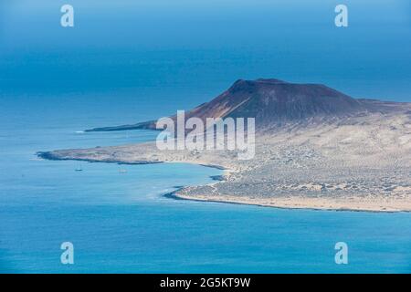 Vista su la Graciosa dal punto di osservazione Mirador del Rio creato da Cesar Manrique, Lanzarote, isole Canarie Foto Stock