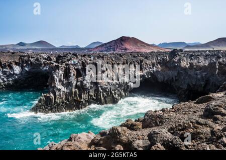 Los Hervideros costa di roccia lavica, Lanzarote, isole Canarie Foto Stock