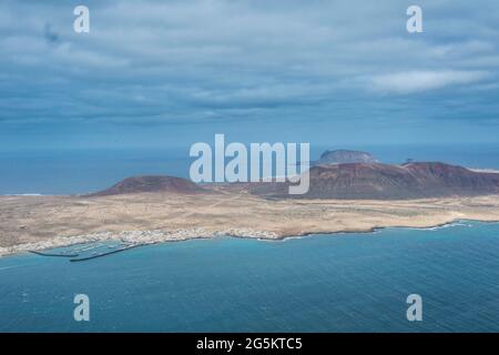 Vista su la Graciosa dal punto di osservazione Mirador del Rio creato da Cesar Manrique, Lanzarote, isole Canarie Foto Stock