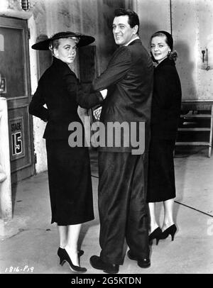 DOROTHY MALONE ROCK HUDSON e LAUREN BACALL al di fuori degli Universal Studios Sound Stage sul set candid durante le riprese di SCRITTO SUL VENTO 1956 regista DOUGLAS SIRK romanzo Robert Wilder sceneggiatura George Zuckerman Universal-International Pictures Foto Stock