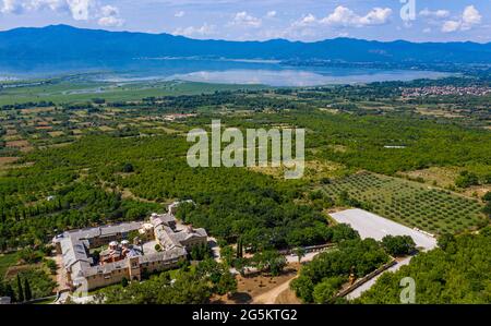 Aereo di un monastero sul lago Kerkini, Macedonia, Grecia, Europa Foto Stock