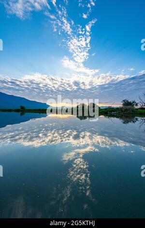 Alba sul lago Kerkini, Macedonia, Grecia, Europa Foto Stock