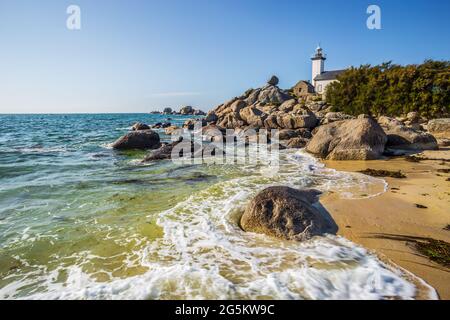 Pontusval faro e la costa a Kerlouan, Bretagna settentrionale, Francia Foto Stock