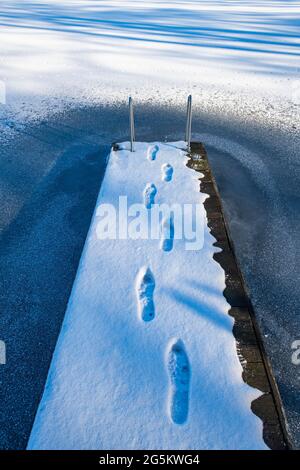 Impronte sul molo nella neve, lago ghiacciato Glindow, Werder, Havelland, Brandeburgo, Germania, Europa Foto Stock