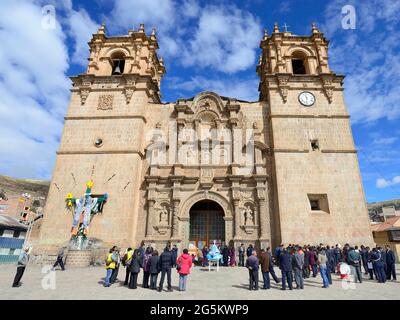 Persone di fronte alla cattedrale, Catedral Basílica San Carlos Borromeo, Puno, Lago Titicaca, Perù, Sud America Foto Stock