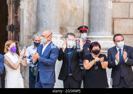 Carme Forcadell ex presidente del Parlamento della Catalogna, Raul Romeva ex Consigliere per gli Affari Esteri della Catalogna, Jordi Cuixart presidente di un'associazione culturale Omnium Cultural, Dolors bassa ex Ministro del lavoro e Josep Rull ex Ministro del territorio e della Sostenibilità del Governo della Catalogna sono visti di fronte al Governo della Catalogna. Pere Aragones ha tenuto un evento ufficiale di accoglienza al Palau de la Generalitat de Catalunya per i prigionieri politici catalani pro-indipendenza che hanno lasciato la prigione il mercoledì Foto Stock