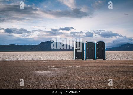 Tre bagni portatili si trovano accanto ai Bonneville Salt Flats, Utah Foto Stock