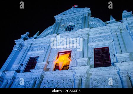 Chiesa di Diu decorata durante Natale Foto Stock