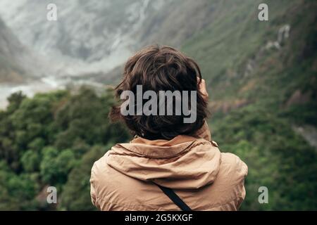 Guy at Lookout, K? Roimata o Hine Hukatere, Ghiacciaio Franz Josef, Parco Nazionale Westland Tai Poutini, Isola del Sud, Nuova Zelanda, Oceania Foto Stock