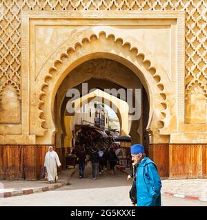 Porta monumentale con ornamenti, Bab Semmarine, Semmarine, Fes el-Jdid, Medina di Fez, Fez, Marocco, Africa Foto Stock