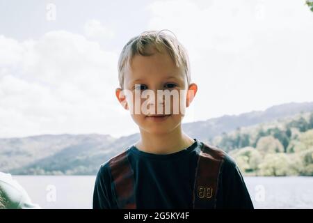 Ritratto di un ragazzo giovane escursioni all'aperto in Galles, regno unito Foto Stock