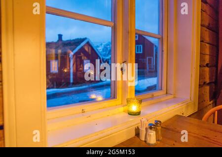 Capanne di rorbu in legno rosso, nel villaggio di pescatori Reine, Moskensoya, Isole Lofoten, Norvegia, Skandinavia Foto Stock