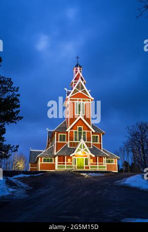 Buksnes chiesa di Gravdal, Vestvagoy, Isole Lofoten, Norvegia, Skandinavia Foto Stock