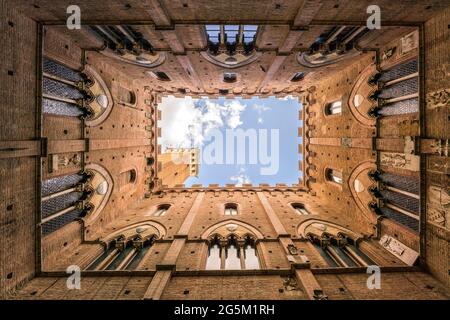 Cortile e Torre del Mangia, Palazzo pubblico, Siena, Toscana, Italia, Europa Foto Stock