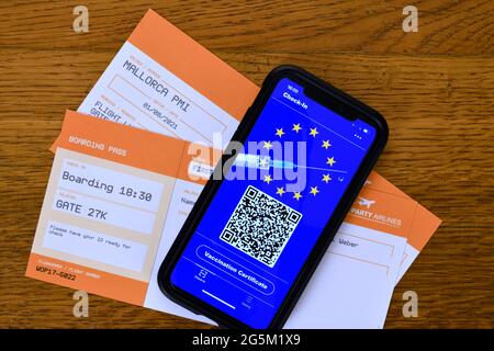 Symbol photo vaccination Privilege, smartphone con certificato di vaccinazione europeo digitale con codice QR, carte d'imbarco per viaggi aerei, Corona cris Foto Stock