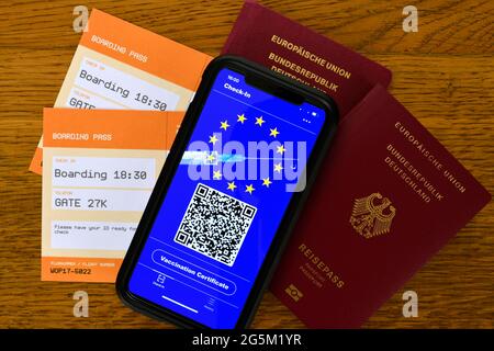 Symbol photo vaccination Privilege, smartphone con certificato di vaccinazione europeo digitale con codice QR, passaporto, carte d'imbarco per i viaggi aerei, C. Foto Stock