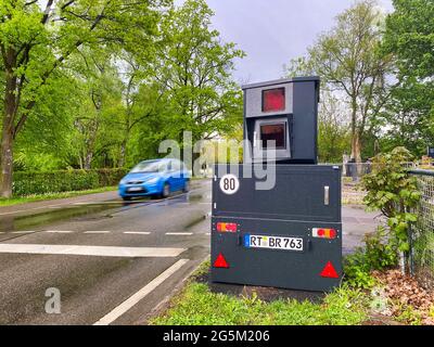 Unità radar mobile, rimorchio di applicazione, semistazione per la misurazione della velocità, strada di campagna, Reutlingen, Baden-Württemberg, Germania, Europa Foto Stock