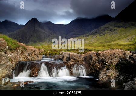 Piscine delle fate, piscine delle fate, cascata, piscina da bagno Crystal Clear, Cullin Hills, Peak Fheadain, Sgurr an Fheadin, Glen fragle, Isola di Skye, Skye, Inne Foto Stock