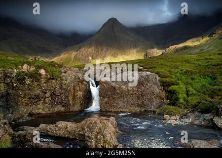 Piscine delle fate, piscine delle fate, cascata, piscina da bagno Crystal Clear, Cullin Hills, Peak Fheadain, Sgurr an Fheadin, Glen fragle, Isola di Skye, Skye, Inne Foto Stock