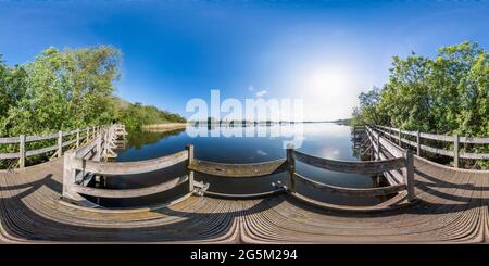 Visualizzazione panoramica a 360 gradi di Panorama sferico senza giunture a 360 gradi di Filby Broad, parte della Trinity Broads, nel Parco Nazionale Norfolk Broads. Questa immagine wa