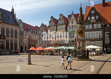 Marketplace con Roland e storiche case a timpano, Città Vecchia, Brema, Germania, Europa Foto Stock