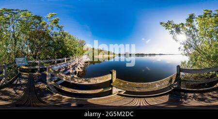 Visualizzazione panoramica a 360 gradi di Panorama sferico senza giunture a 360 gradi di Filby Broad, parte della Trinity Broads, nel Parco Nazionale Norfolk Broads. Questa immagine wa