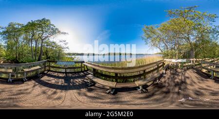 Visualizzazione panoramica a 360 gradi di Panorama sferico senza giunture a 360 gradi di Filby Broad, parte della Trinity Broads, nel Parco Nazionale Norfolk Broads. Questa immagine wa