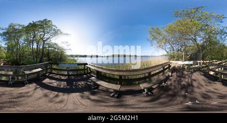 Visualizzazione panoramica a 360 gradi di Panorama sferico senza giunture a 360 gradi di Filby Broad, parte della Trinity Broads, nel Parco Nazionale Norfolk Broads. Questa immagine wa