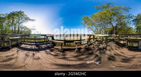 Visualizzazione panoramica a 360 gradi di Panorama sferico senza giunture a 360 gradi di Filby Broad, parte della Trinity Broads, nel Parco Nazionale Norfolk Broads. Questa immagine wa