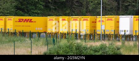 NEUWIED, GERMANIA - 18 giugno 2021: Neuwied, Germania - 20 giugno 2021: Contenitori DHL in un deposito DHL Foto Stock