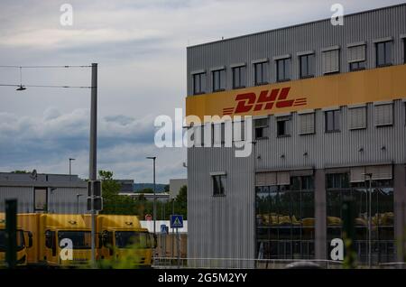 NEUWIED, GERMANIA - 18 giu 2021: Neuwied, Germania - 20 giugno 2021: Costruzione di uffici di un deposito DHL Foto Stock