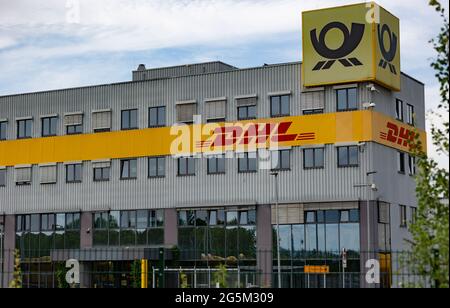 NEUWIED, GERMANIA - 18 giu 2021: Neuwied, Germania - 20 giugno 2021: Costruzione di uffici di un deposito DHL Foto Stock