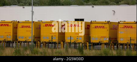 NEUWIED, GERMANIA - 18 giu 2021: Neuwied, Germania - 20 giugno 2021: Contenitori DHL davanti ad un deposito DHL Foto Stock