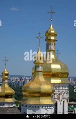 Sette meraviglie dell'Ucraina includono il complesso monastery di Kiev-Pechersk Lavra, patrimonio dell'umanità dell'UNESCO. Vista dal campanile. Foto Stock