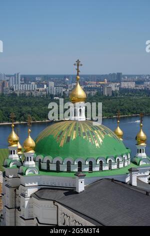 Sette meraviglie dell'Ucraina includono il complesso monastery di Kiev-Pechersk Lavra, patrimonio dell'umanità dell'UNESCO. Vista dal campanile. Foto Stock