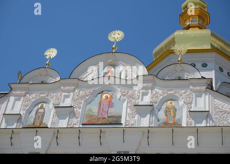 Sette meraviglie dell'Ucraina includono il complesso monastery di Kiev-Pechersk Lavra, patrimonio dell'umanità dell'UNESCO. Vista dal campanile. Foto Stock