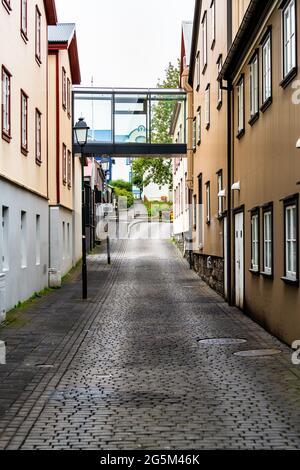 Reykjavik, Islanda tranquilla strada vicolo posteriore nel centro della città e ospita edifici con passerella in vetro Foto Stock