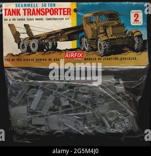 Un nuovo modello Airfix per il 1962, parte di una serie di veicoli militari nella loro gamma di scala ho/oo. Questa è la rara prima arte di confezionamento, che è stata modernizzata l'anno successivo. Il modello è in vendita da allora. È stato rilasciato in una scatola diversa in America. I kit di modelli di plastica sono stati un enorme hobby durante gli anni '50 - '70 con i bambini e più seri modellatori anziani e mentre l'interesse è diminuito poiché ci è ancora un mercato centrale fuori là. Airfix fa ora parte del gruppo Hornby. Foto Stock