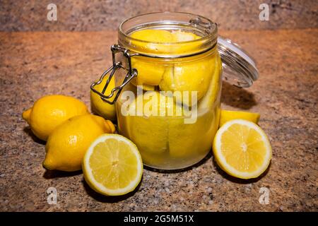 Produzione e imbottigliamento di limoni fatti in casa conservati in stile marocchino con sale Foto Stock