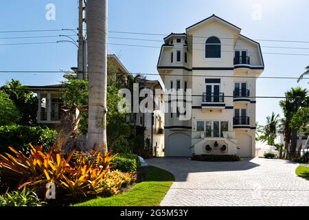 Bonita Springs, il golfo della Florida della costa del messico con villa di lusso casa di villa moderna architettura fronte mare e viale di accesso al garage Foto Stock